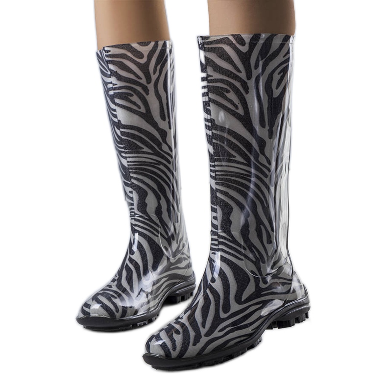 Pimenin mustat korkeat saappaat