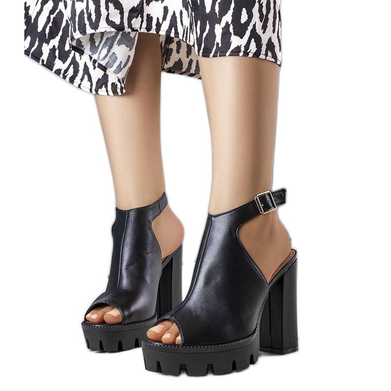 Giulianan mustat sandaalit