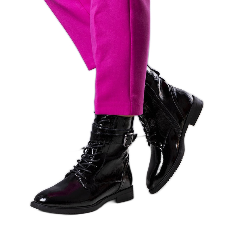 Pompin mustat eristetty kiiltonahkasaappaat