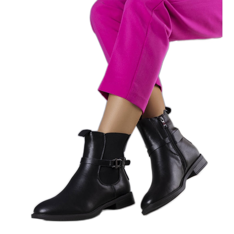 Mustat eristetyt Marisin saappaat