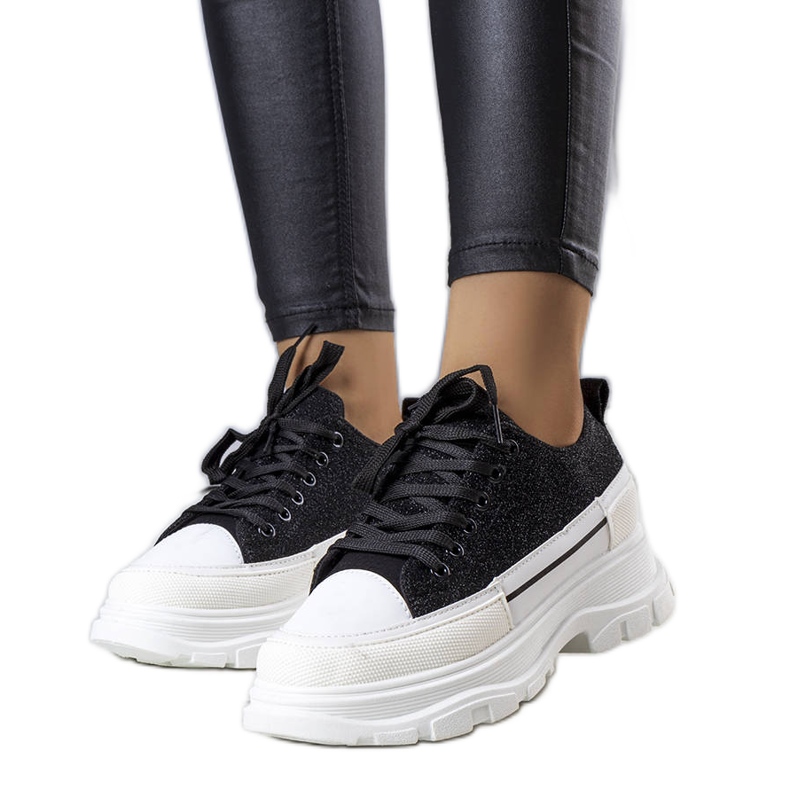 Callanin mustat korkeapohjaiset lenkkarit