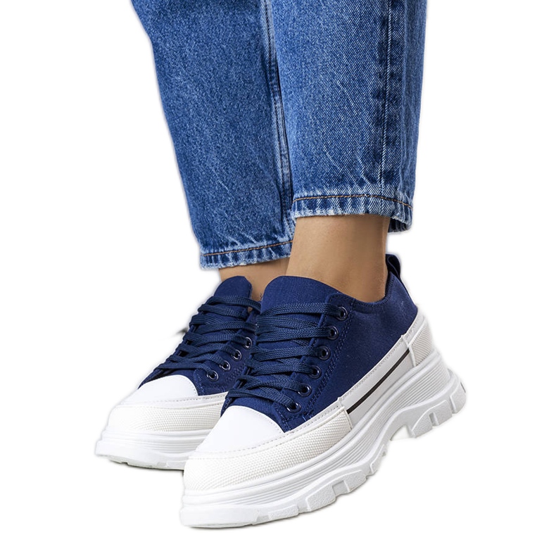 Merivoimien korkean alustan lenkkarit Lavarisista sininen