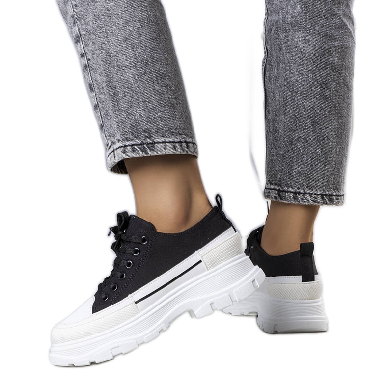 BM Lavariksen mustat korkeatasoiset tennarit