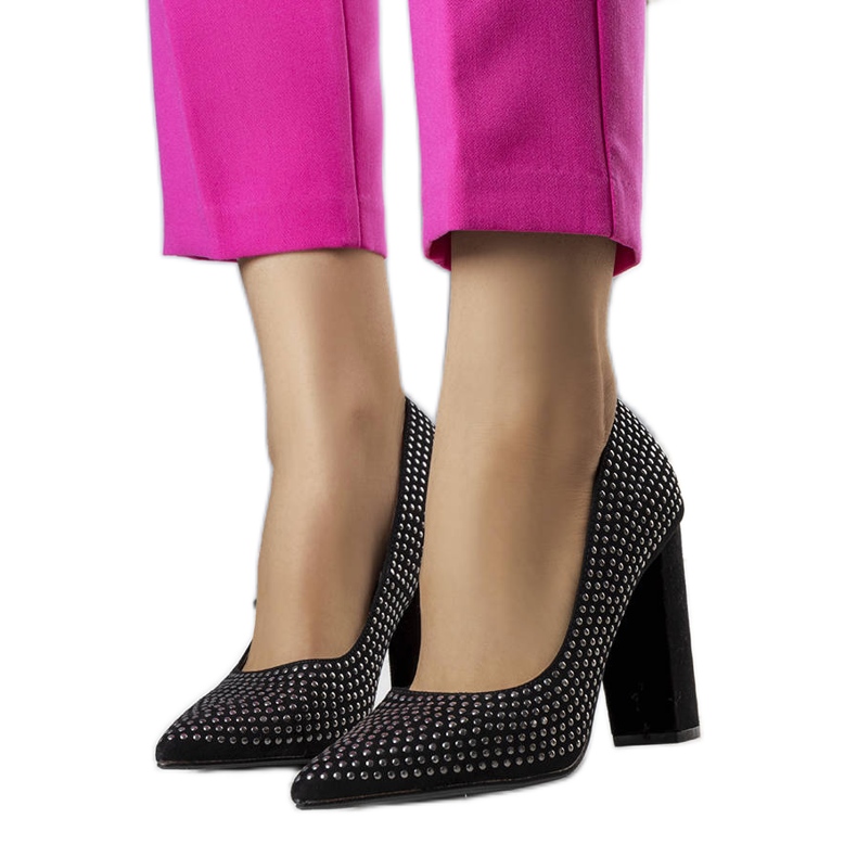 Torinsin mustat pumput lohkossa