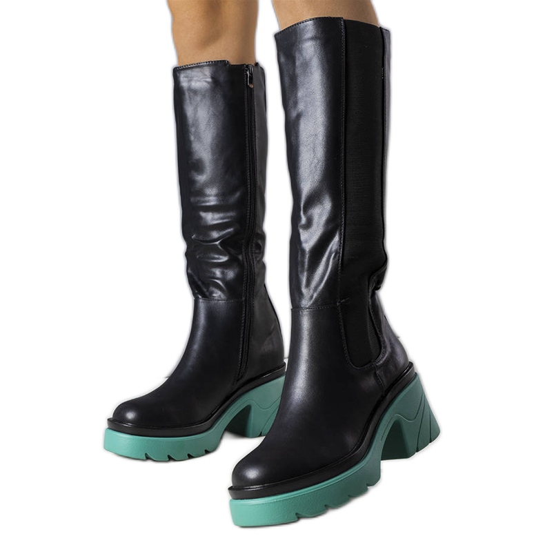 Charlan mustat saappaat sinisellä pohjalla