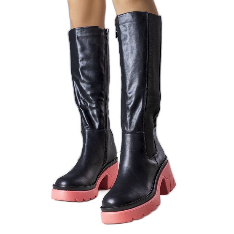 BM Charlan mustat saappaat vaaleanpunaisilla pohjalla