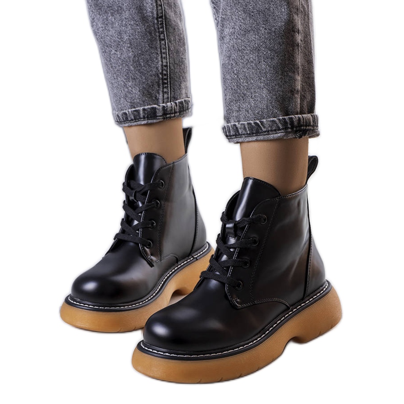 Lutero mustat eristetyt saappaat