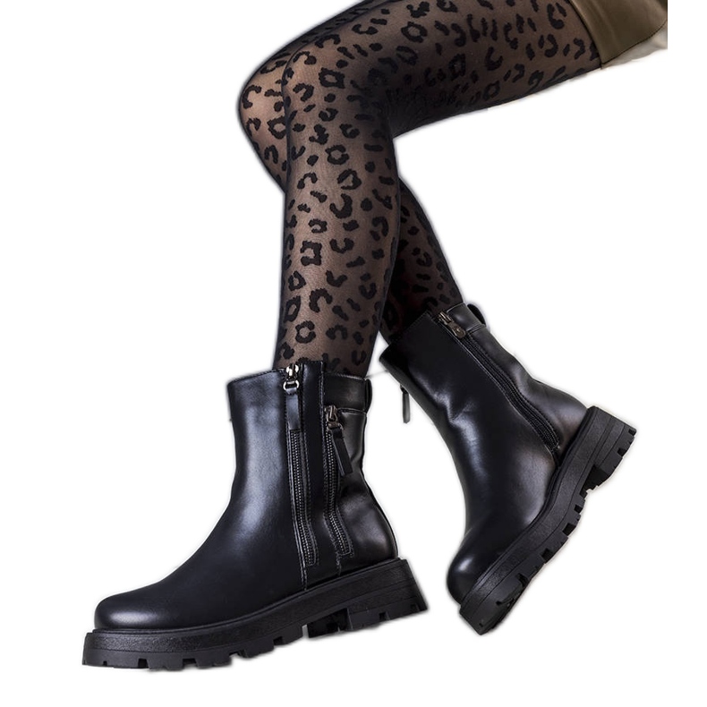 Mustat eristetyt saappaat Ferryltä