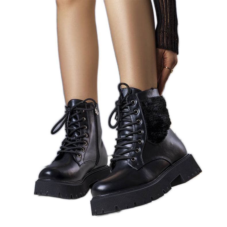 Dixien mustat eristetty turkissaappaat