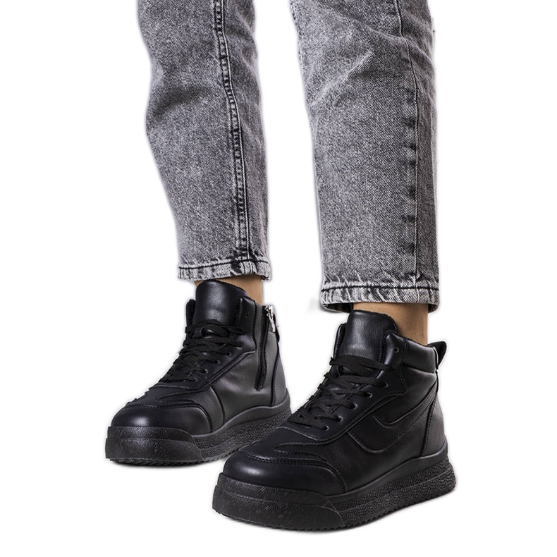 Mustat eristetyt Kortin lenkkarit