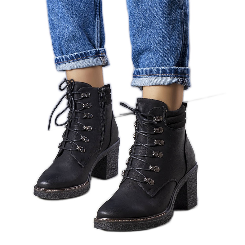 PA1 Mustat nilkkurit Zeviltä