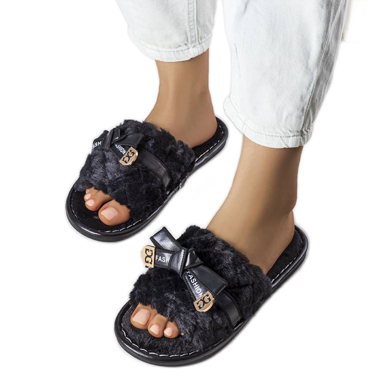 Peterin mustat tossut rusetilla