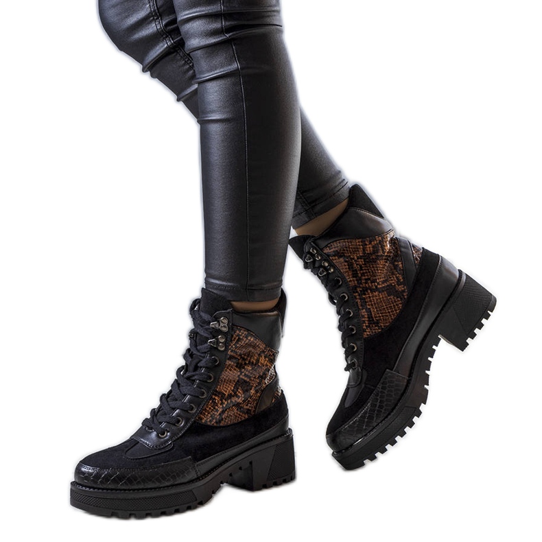 Mustat eristetyt saappaat, jotka on koristeltu Fox-sisäkkeillä