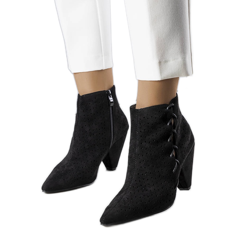 Collinsin mustat harjakattoiset saappaat