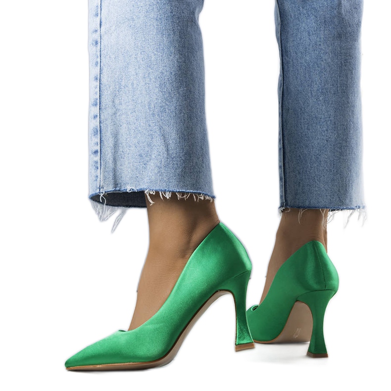 Otton vihreät pumput tiimalasikorolla