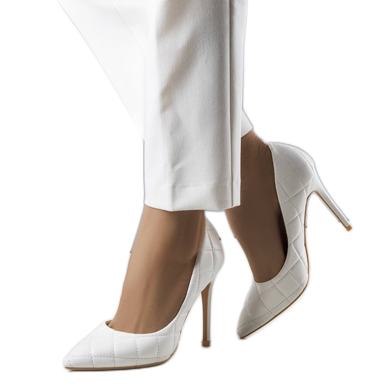 Valkoiset tikattu korkokengät valkoinen