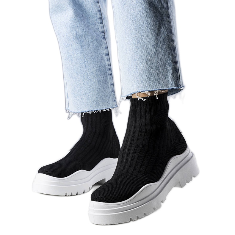 Cali mustat sukkasaappaat, joissa valkoinen pohja