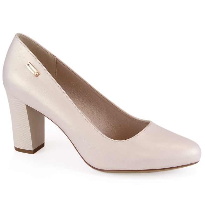 Sergio Leonen beige-helmipumput koristepylväässä