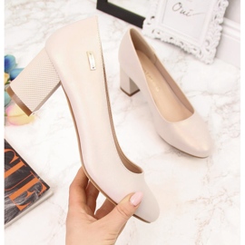 Pearl beige pumput koristeellisessa pylväässä Sergio Leonelta