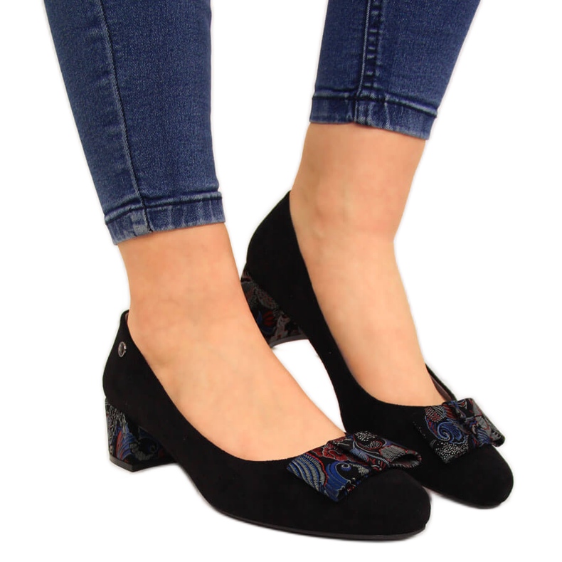 Mustat pumput Sergio Leonen koristeellisessa rusetissa