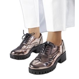 Myran metallinhohtoiset mustat kengät