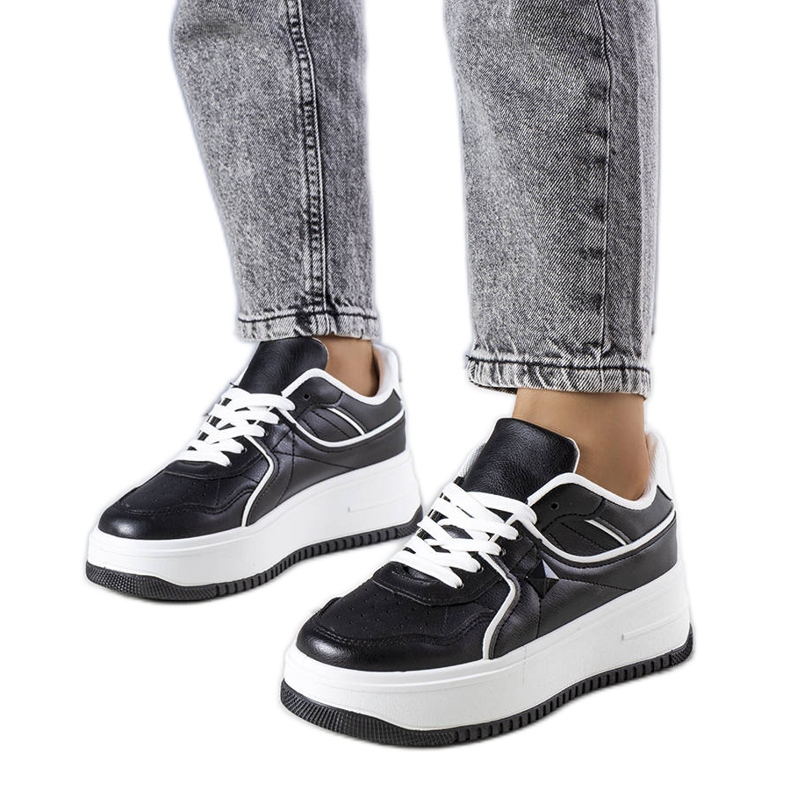 Juanita mustat alustalenkkarit