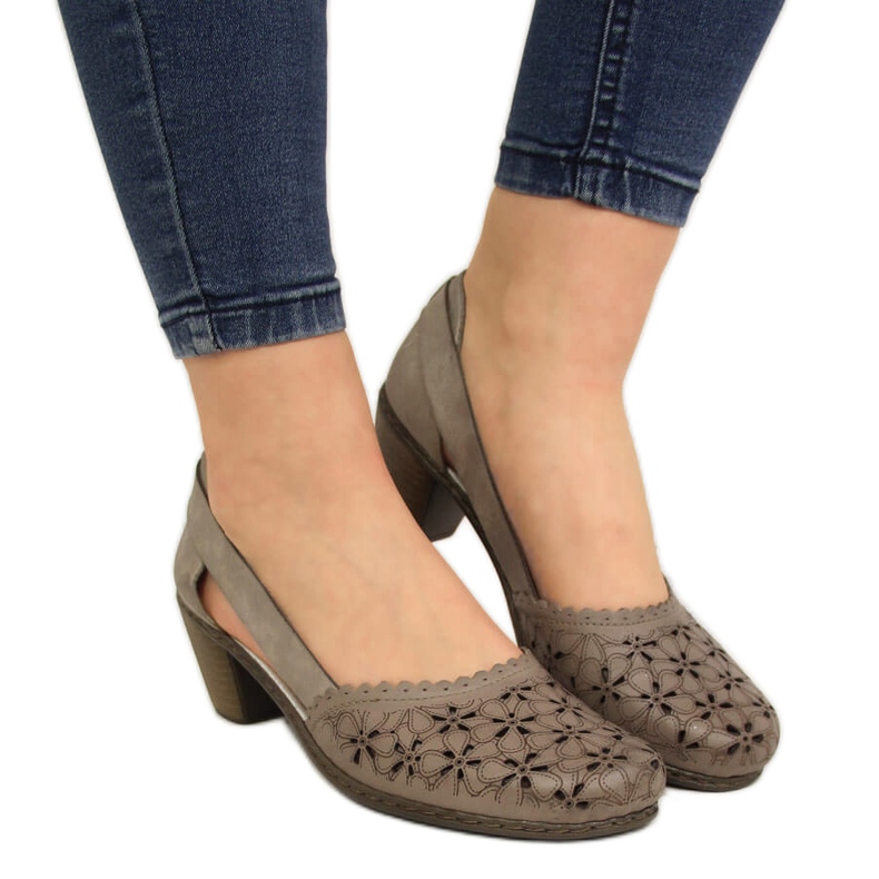 Naisten beigenväriset harjakattoiset nahkapumput Rieker 40986