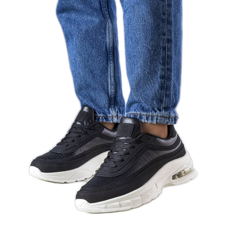 Courtne mustat tennarit