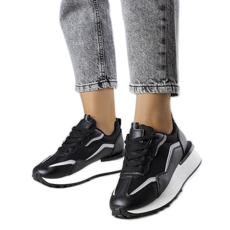 Mustat tennarit Ada-alustalla