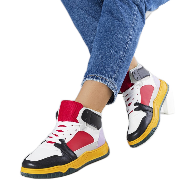 Elizabethin mustat ja punaiset korkeat lenkkarit valkoinen