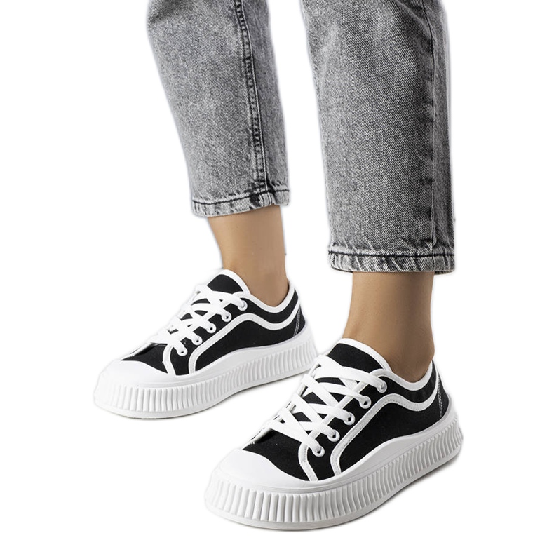 Johannan mustat alustalenkkarit