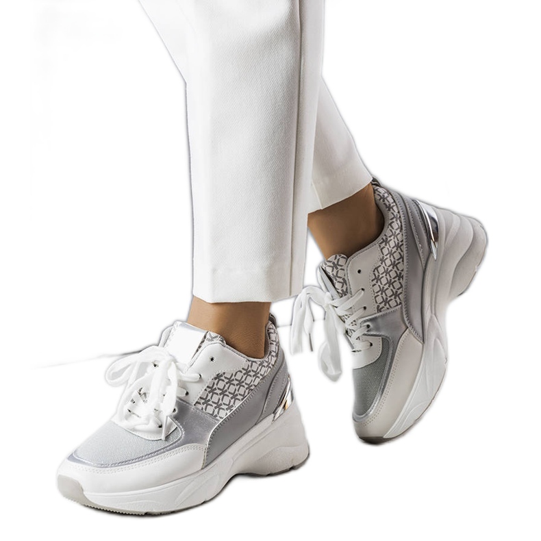 Harmaat tennarit, jotka on koristeltu Lora-monogrammilla