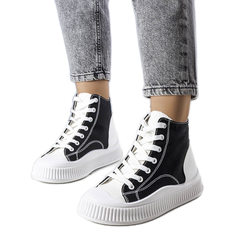 Terrin mustat alustalenkkarit