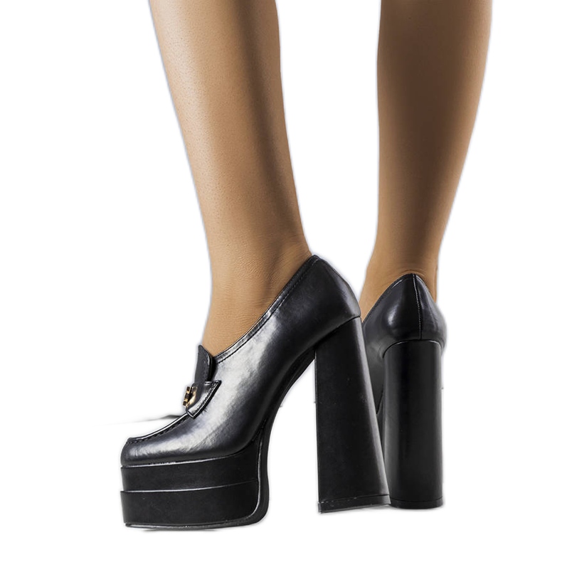 BM Mustat pumput paksussa lohkossa Janielta