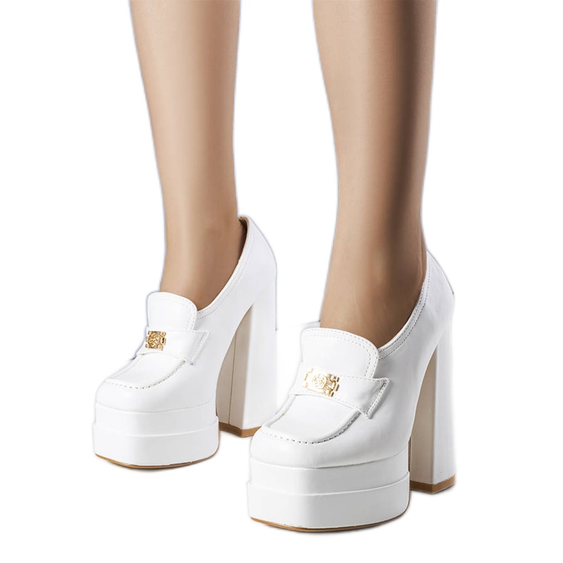 Janien valkoiset pumput paksussa lohkossa valkoinen