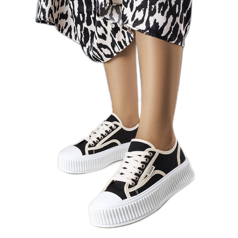 PA1 Connien mustat alustalenkkarit