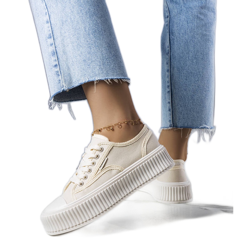 PA1 Connien beigenväriset alustalenkkarit