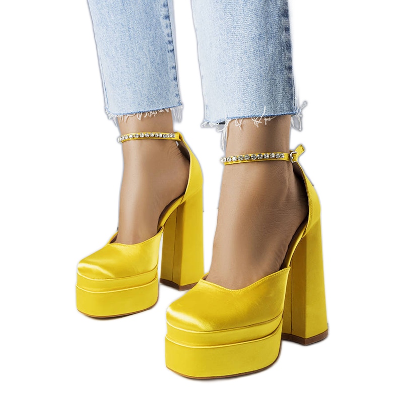 Elviran keltaiset korkokengät keltainen