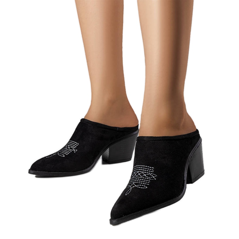 Lindan mustat liukumäet, joissa on upotettu etuosa