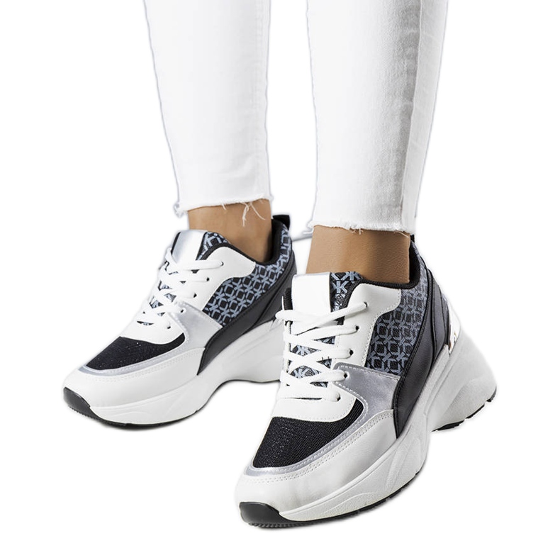 Mustat tennarit, joissa on Lora-monogrammi