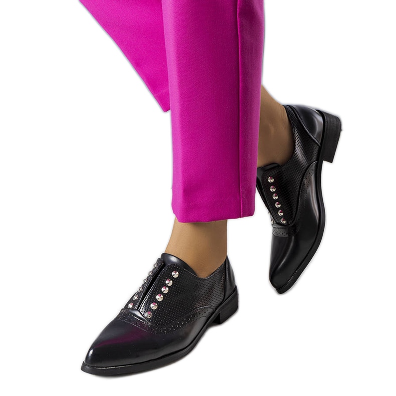 BM Erin mustat harjakattoiset broguet nastoilla