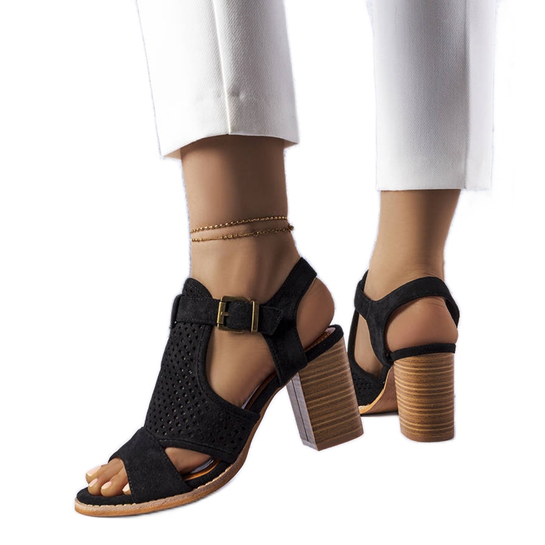 Courtoisin mustat harjakattoiset sandaalit