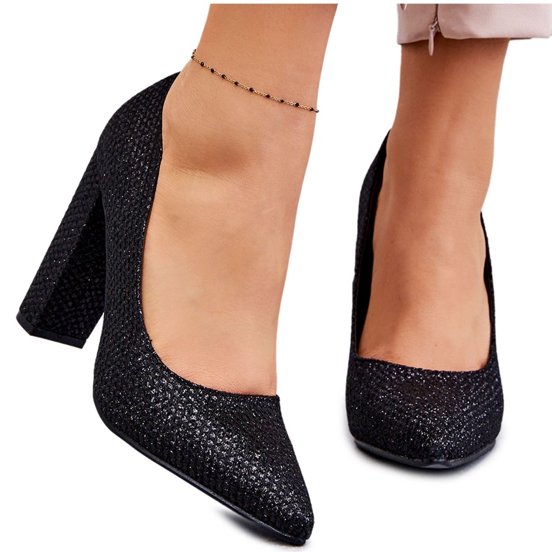 Kiiltävät pumput mustalla kantapäällä