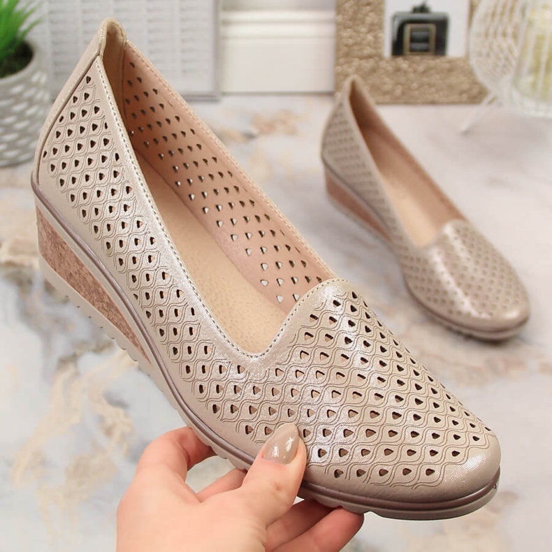 Naisten hohtavan beigen harjakattoiset kiilakengät Potocki SZ12018