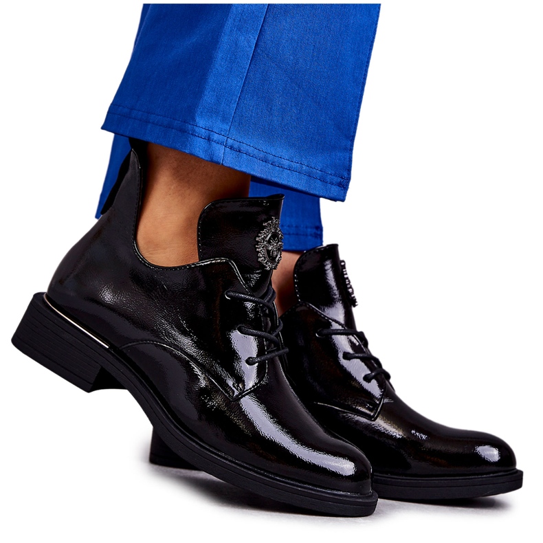 Vinceza Lakatut nauhalliset saappaat leikkauksilla Musta Fabiana