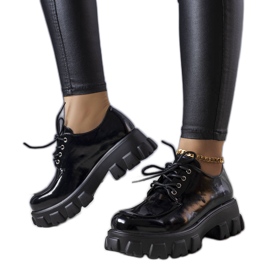 Lynnin mustat lakatut kengät