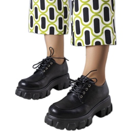 Lynnin mustat kengät massiivisella pohjalla