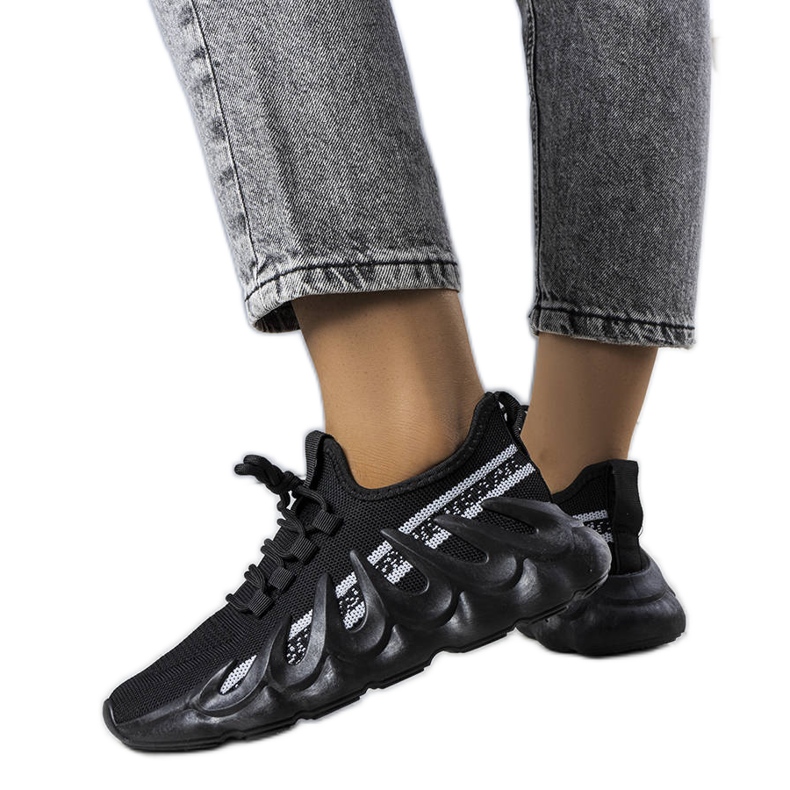 Mustat tennarit muodikkaassa Beth-pohjassa