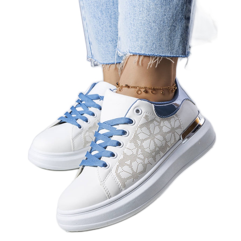 Erinin valkoiset ja siniset kengät, joissa on rei'itys valkoinen