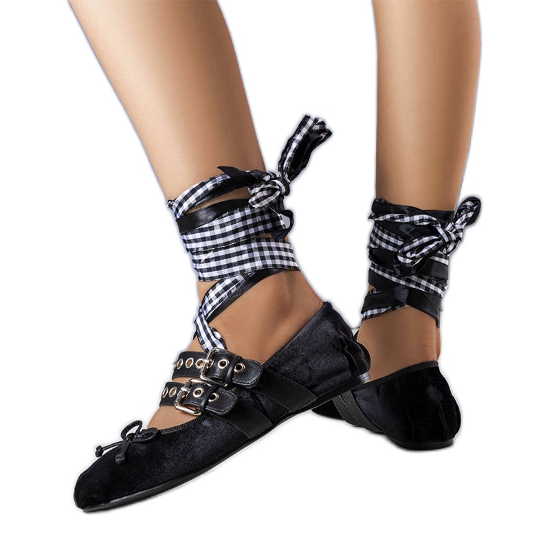 Mustat ballerinat kiinnitetään Boutot-soljella